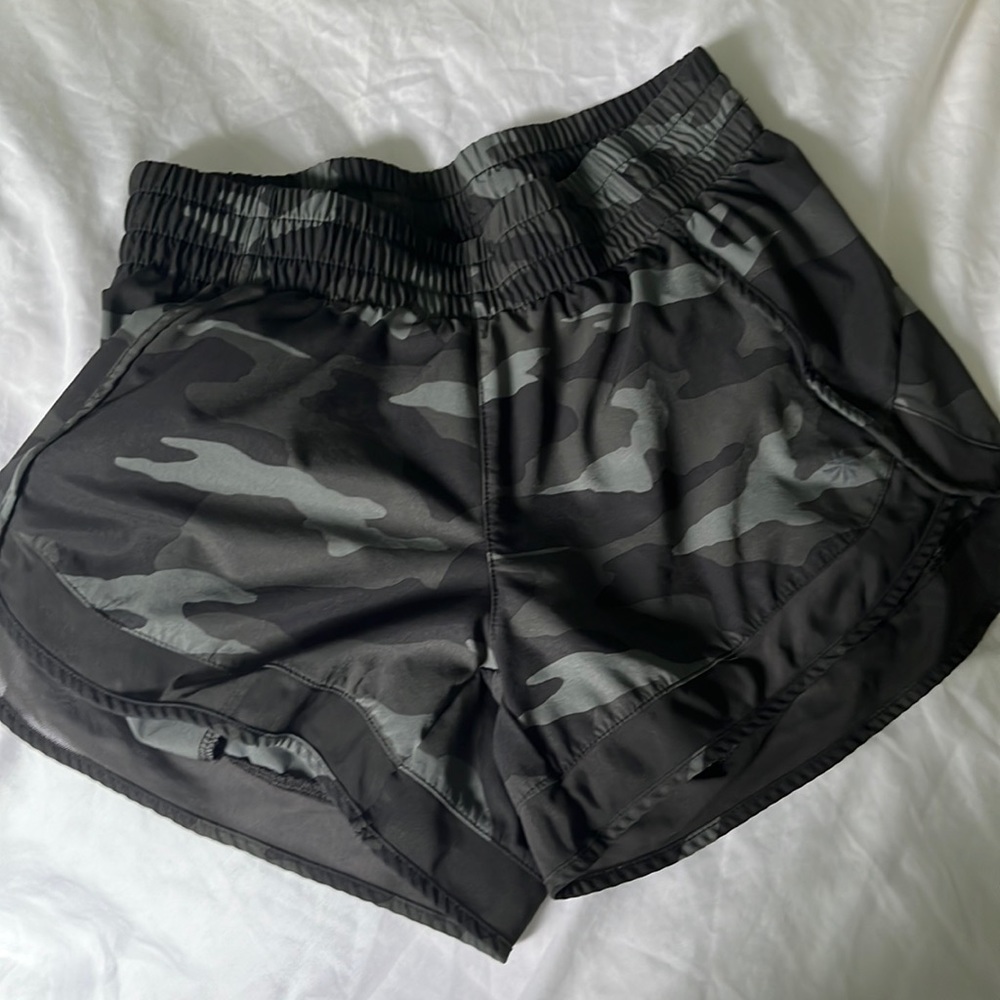 Athleta Printed Mesh Racer Run Short 4" size XXS in Olive Camo Lux